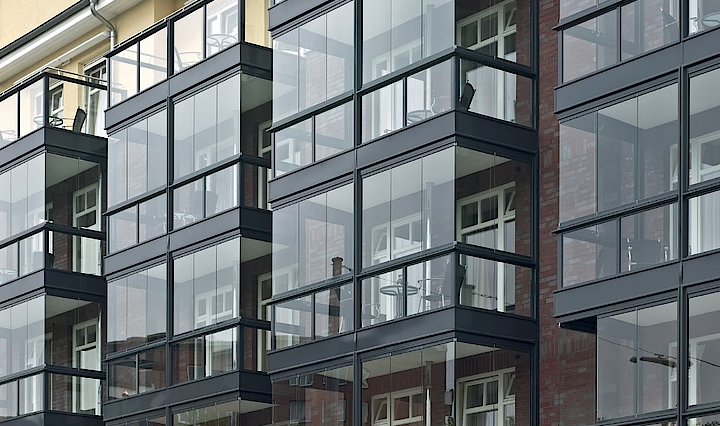Balkon mit Fenster verkleiden – einfach und sicher