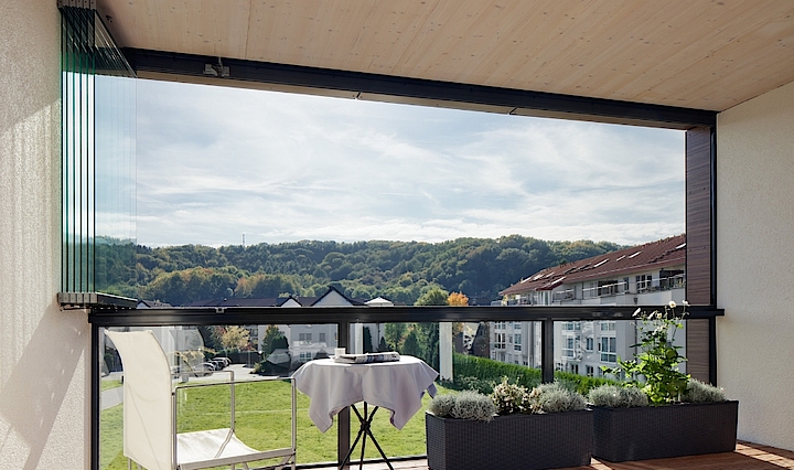 Balkon Windschutz aus Glas – praktischer Schutz in vielen Varianten